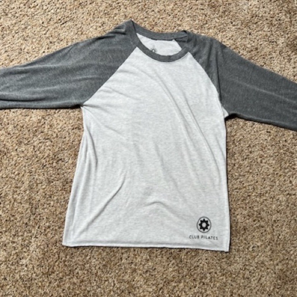 Peace Love Pilates baseball T. Size Small. Club pilates.